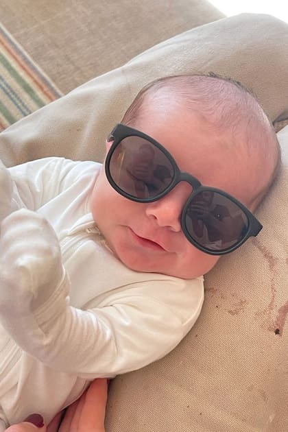 Su nieto Oliver, el primer hijo de Bee, que nació el 25 de octubre de 2021, con los lentes oscuros de Wintour. Anna también es abuela de Ella y Caroline por el lado de su hijo Charles.