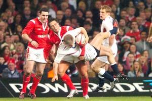 Su noche mágica, en la victoria sobre Inglaterra por 11-9: Gavin Henson y su furibundo tackle a Matthew Tait. Le aplicó varios y, además, metió el penal de la victoria