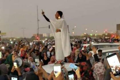 Su nombre es Alaa Salah. La bautizaron “Kandaka”, en sudanés la "reina nubia". También “Señorita Libertad”