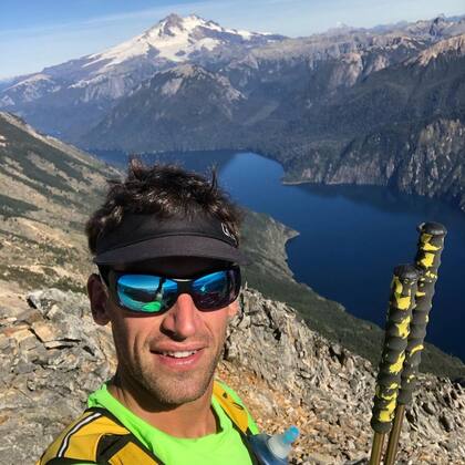 Su nombre es Tomás Aguiló; nació en Bariloche y desde hace años se dedica a los deportes de aventura