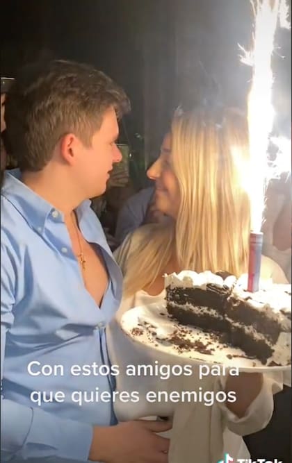 Su novia le dio la sorpresa con un pastel de cumpleaños
