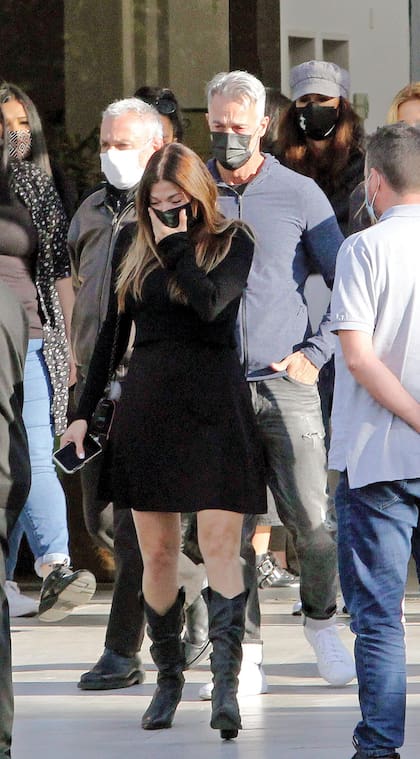 Su nuera, Cathy Fulop, no puede
contener el llanto