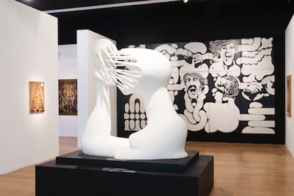 Su obra Rompecabezas (1969), al fondo, también integra la muestra Tercer ojo en Malba