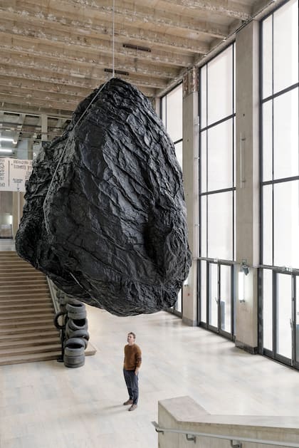 Su obra Teoría (La cabeza de Goliat), en el Palais de Tokyo, en 2014
