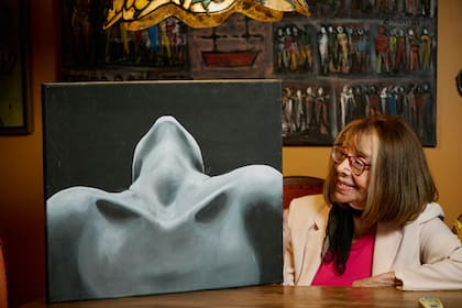 Su otra vocación es la pintura, su departamento es una verdadera galería de arte con obras propias