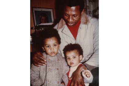 Su padre Blues era cantante y activista sudafricano, pero tuvo que irse de su casa al ser perseguido por el Apartheid