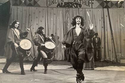 Su padre pisó los primeros escenarios entre bombos y boleadoras