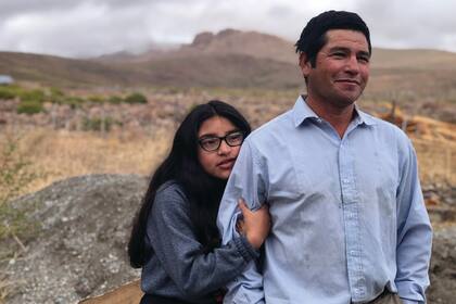 Su papá se llama Amable Muñoz y se dedica a la cría de chivas. "La tarea se nos hace dura, sobre todo con el frío, con el viento y con la nieve", cuenta