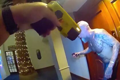 Su pareja, Jacqueline Fightmaster, fue acusada de alterar el orden público en el bar del resort