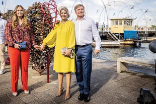 Su paso por Curazao coincidió con el 21° aniversario de casados de los reyes. Como símbolo de su amor, pusieron un candado con sus iniciales en la escultura roja con forma de corazón del artista Carlos Blaaker, donde miles de turistas enamorados repiten el gesto a diario.