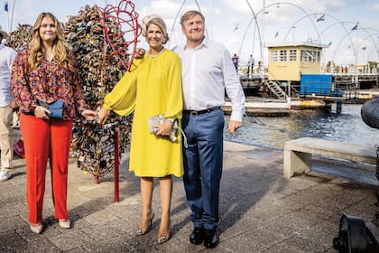 Su paso por Curazao coincidió con el 21° aniversario de casados de los reyes. Como símbolo de su amor, pusieron un candado con sus iniciales en la escultura roja con forma de corazón del artista Carlos Blaaker, donde miles de turistas enamorados repiten el gesto a diario.