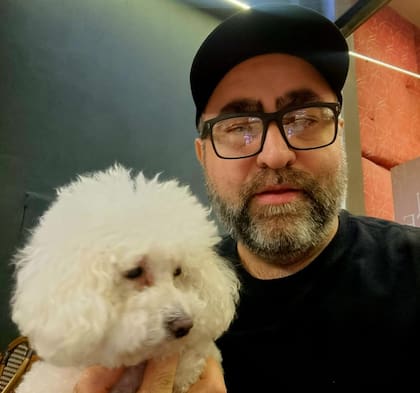 Su perrito, fiel amigo, lo acompaña durante la rehabilitación.