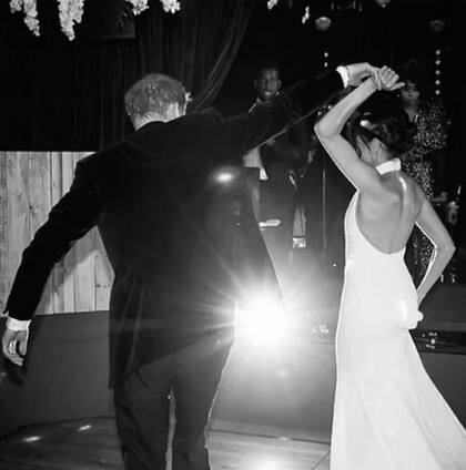 Su primer baile fue el tema Land of a Thousand Dances