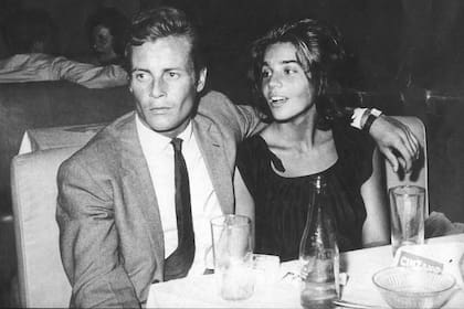 Su primer gran amor fue Mario Sarrabayrousse. Se casó con él cuando tenía 17 años y tuvo a su única hija, Mercedes. Cuatro años más tarde se separaron.