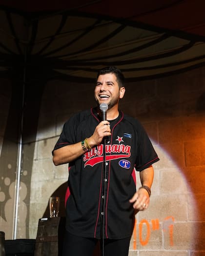 Su primer hito en Uruguay fue abrir el show de la comediante Gippio en el Under Movie