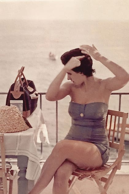 Su primera mujer, Carmen Martínez Rivarola, durante la luna de miel. Se casaron el 5 de agosto de 1955 por civil, ya que en esos días la situación política en el país era complicada. Un sacerdote ofició la ceremonia religiosa en la casa paterna, para unos pocos