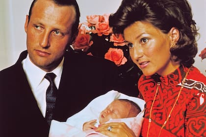 Su primogénita, la princesa Marta Luisa, nació tres años después de la boda. 