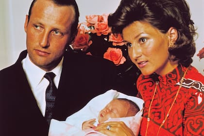 Su primogénita, la princesa Marta Luisa, nació tres años después de la boda.