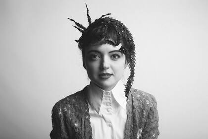 Su próxima meta es hacer conjuntos que acompañen a los sombreros: prendas, guantes y paraguas en las mismas texturas