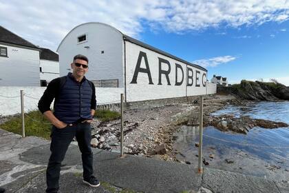 Su próximo libro incluirá más historia, lugares y whiskys del mundo, además de "la mirada de Latinoamérica, las nuevas destilerías en nuestro continente y todas estas crónicas de viaje que fui escribiendo durante mis recorridos"