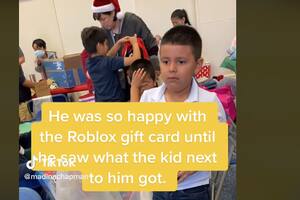 Se desmayó al descubrir el regalo de Navidad de su compañero de escuela y se volvió viral en TikTok