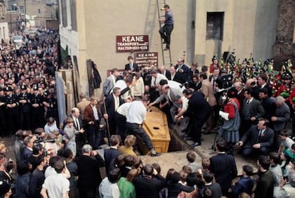 Su regreso a la superficie atrajo a una multitud de periodistas y admiradores.