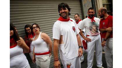 Su remera quedó atrapada en el cuerno de un toro durante la corrida y se la arrancó al soltarse