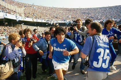 Su romance con Napoli, donde jugó entre 1984 y 1992, todavía perdura, pues llevó a ese club a lo más alto