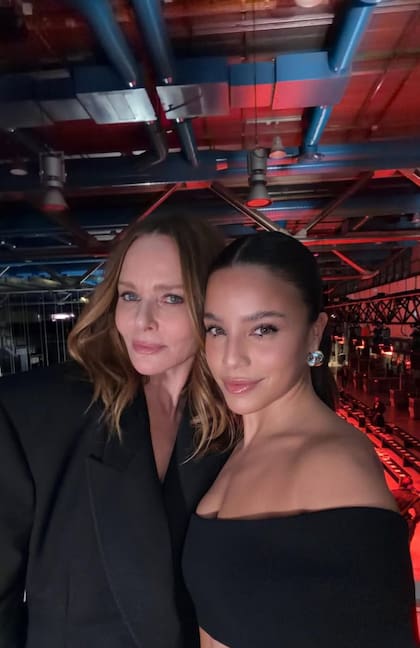 Su segundo desfile fue el de Stella McCartney, con una colección llamada "Come together", un guiño de la diseñadora a The Beatles. Emilia se acercó a conocerla y posteó una selfie con la misma Stella