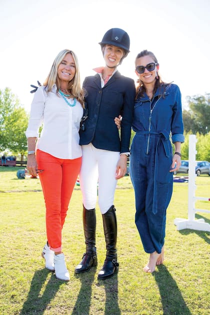 Su suegra, la trilliza María Emilia, y su cuñada, Emilia Zavaleta, se mostraron incondicionales y la alentaron en un día tan especial.