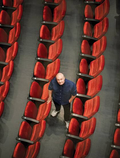Su teatro cuenta con foso para la orquesta, una parrilla de luces que abarca toda la platea y camarines en suite