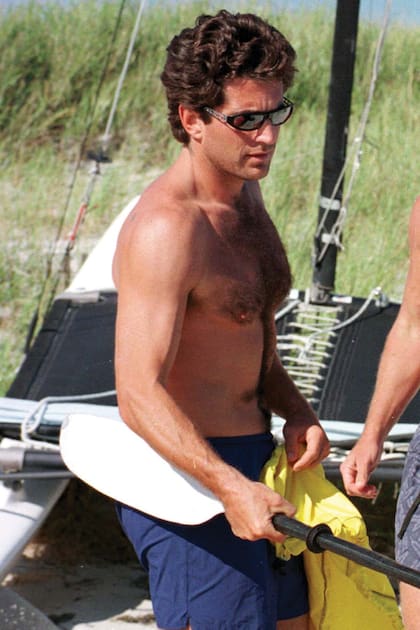 Su tío John F. Kennedy Jr. (que murió trágicamente en 1999, a los 38 años), con quien guarda un asombroso parecido físico, a punto de embarcarse en una aventura de kayak en agosto de 1997.