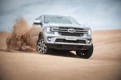Su tracción es integral con tres configuraciones: 4x2, 4x4 alta y 4x4 baja con reductora.