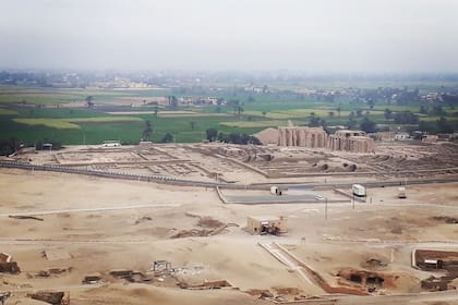 Su tumba se encuentra entre las numerosas capillas funerarias de altos y medianos dignatarios distribuidas de manera irregular a lo largo de las colinas occidentales de la antigua Tebas.