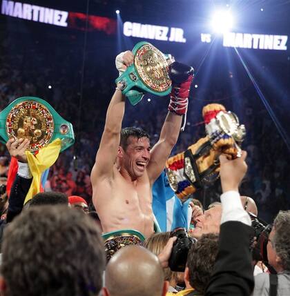 El punto cumbre de Martínez, con todo el show de Las Vegas, tras ganarle a Chávez Jr., en 2012
