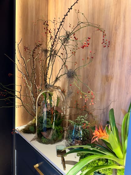 Su universo sensorial se despliega en cada ambiente: un atelier como corazón creativo, composiciones audaces, guiños artísticos, distintos climas y colores vibrantes.