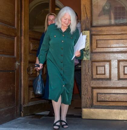 Su vecina Vivian plantó una hilera de árboles que obstaculizan toda la visibilidad desde las viviendas.