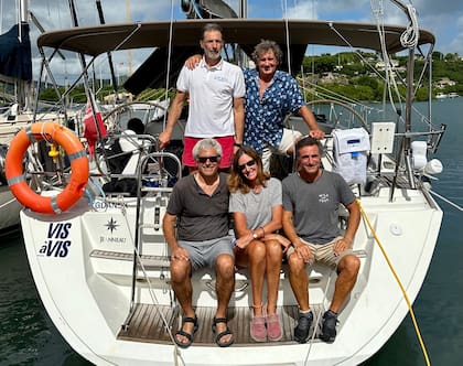 Su viaje, contado en el libro Pacífico, es una mezcla de aventura náutica, introspección y reencuentro con la propia biografía.