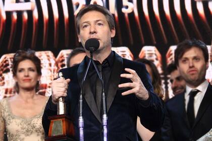 Suar agradece el premio de Guapas, pero lo hace con un especial mensaje... ¡teléfono para Ortega!