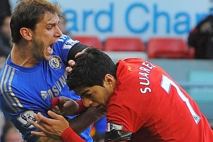 Suárez, cuando mordió a Ivanovic, jugador de Chelsea, en 2013