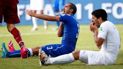 Suárez en el piso, Chiellini quejándose por la mordida