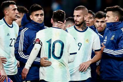 Suárez, Pity Martínez y Benedetto saludan a Messi, tras la derrota 3-1 ante Venezuela