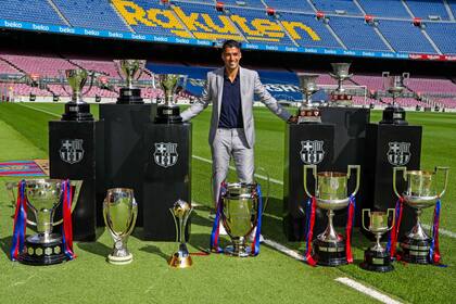 Suárez posa en el Camp Nou con los 13 títulos que ganó en las 6 temporadas que defendió la camiseta de Barcelona