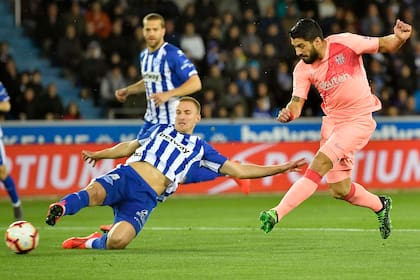 Suárez remata ante la marca de Rodrigo Ely, en una escena del primer tiempo entre Barcelona y Alavés.