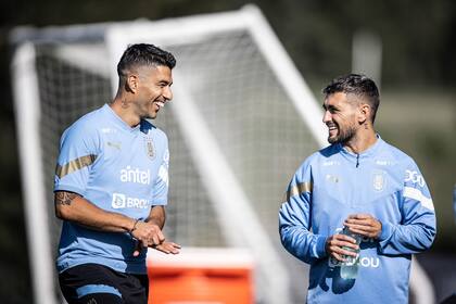 Suárez se reencontró con sus compañeros del seleccionado uruguayo: conversa durante el entrenamiento con De Arrascaeta