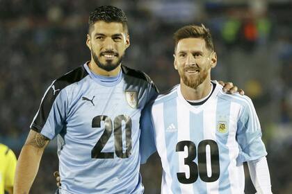 Suárez y Messi, cuando los candidatos a organizar el Mundial 2030 por Sudamérica eran Uruguay y Argentina