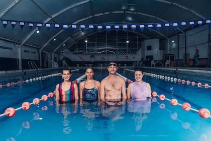 Subacuática. El agua lleva y trae. En una pileta de natación, entre el olor a cloro y el bullicio de las clases, cuatro personajes se mantienen a flote.