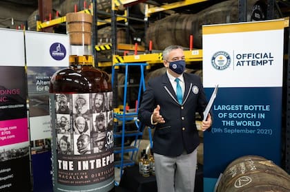 Subasta de The Intrepid, la botella de whisky más grande del mundo