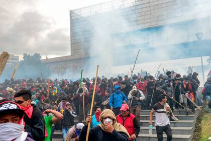 Sube la tensión en Ecuador: los indígenas irrumpen en la Asamblea Nacional