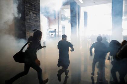 Manifestantes durante la irrupción en el edificio de la Asamblea Nacional